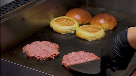 餐饮美食牛肉汉堡肉饼烹饪制作夜市小吃实拍