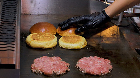 餐饮美食牛肉汉堡肉饼烹饪制作夜市小吃实拍