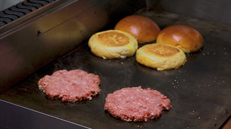 餐饮美食牛肉汉堡肉饼烹饪制作夜市小吃实拍