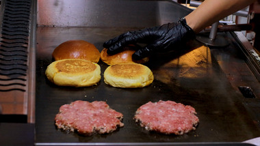 餐饮美食牛肉汉堡肉饼烹饪制作夜市小吃实拍