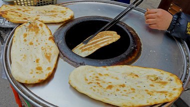 餐饮美食儿时记忆炉火炕饼糖饼烧饼制作实拍