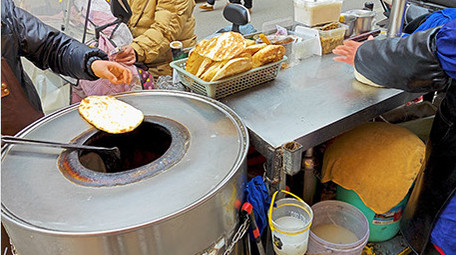 餐饮美食儿时记忆炉火炕饼糖饼烧饼制作实拍
