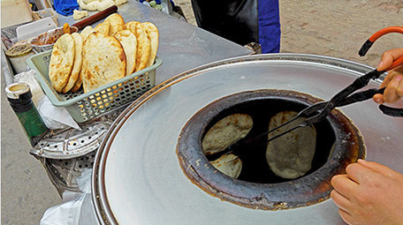 餐饮美食儿时记忆炉火炕饼糖饼烧饼制作实拍