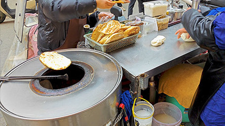 餐饮美食儿时记忆炉火炕饼糖饼烧饼制作实拍
