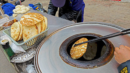 餐饮美食儿时记忆炉火炕饼糖饼烧饼制作实拍