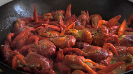 餐饮美食烧小龙虾美食麻辣小龙虾4K实拍