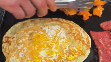 餐饮美食早餐小吃手抓饼制作4K实拍