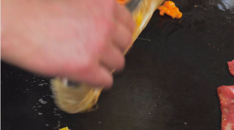 餐饮美食早餐小吃手抓饼制作4K实拍