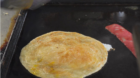 餐饮美食早餐小吃手抓饼制作4K实拍