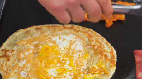 餐饮美食早餐小吃手抓饼制作4K实拍