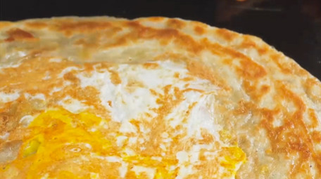 餐饮美食早餐小吃手抓饼制作4K实拍