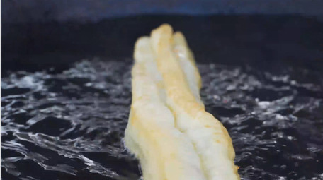 餐饮美食早餐美食小吃油条炸油条4K实拍