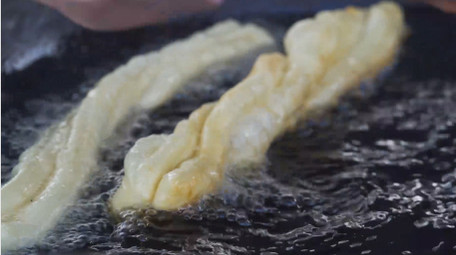 餐饮美食早餐美食小吃油条炸油条4K实拍