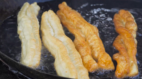 餐饮美食早餐美食小吃油条炸油条4K实拍