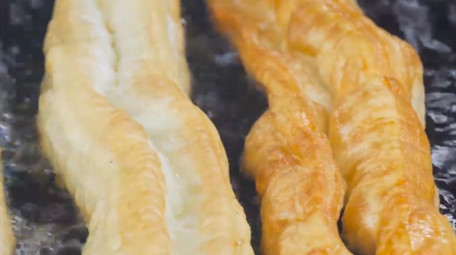 餐饮美食早餐美食小吃油条炸油条4K实拍