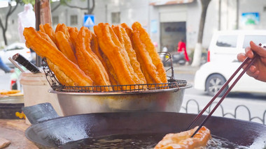 餐饮美食早餐美食小吃油条炸油条4K实拍