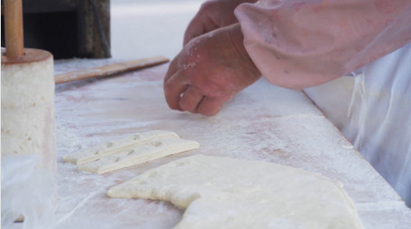 餐饮美食传统小吃油条炸油条美食4K实拍