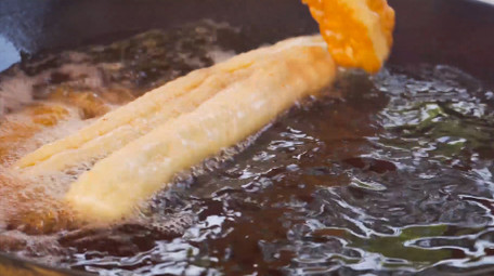 餐饮美食传统小吃油条炸油条美食4K实拍