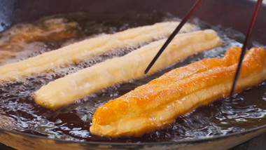 餐饮美食传统小吃油条炸油条美食4K实拍