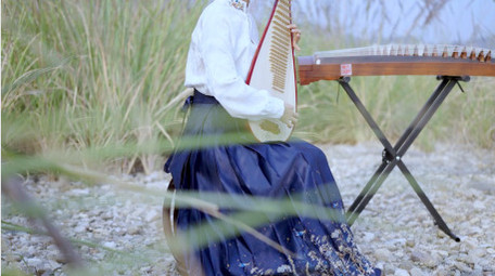 汉服女子户外弹奏琵琶乐器表演活动4k实拍