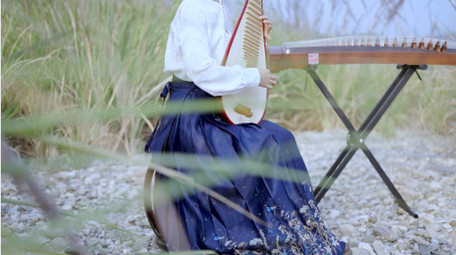 汉服女子户外弹奏琵琶乐器表演活动4k实拍