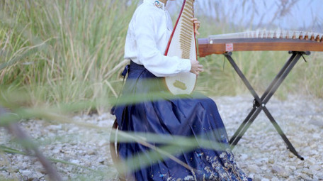 汉服女子户外弹奏琵琶乐器表演活动4k实拍