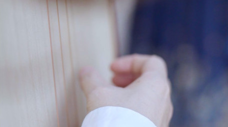 汉服女子户外弹奏琵琶乐器表演活动4k实拍