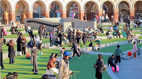 白天晴天天津民园体育场景点游玩人流延时