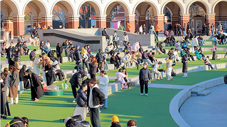 白天晴天天津民园体育场景点游玩人流延时