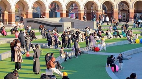 白天晴天天津民园体育场景点游玩人流延时