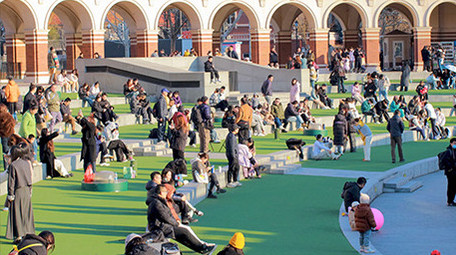 白天晴天天津民园体育场景点游玩人流延时