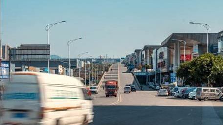 重庆华南城波浪公路车流交通延时