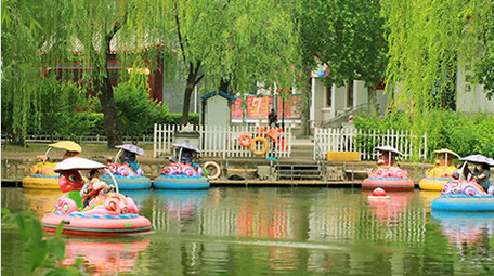 亲子乘坐游船小船泛舟湖上湖面杨柳实拍