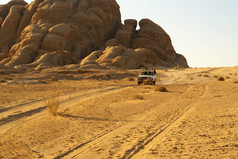吉普车在沙漠中