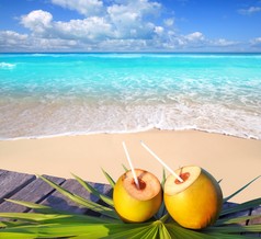 加勒比天堂海滩椰子鸡尾酒