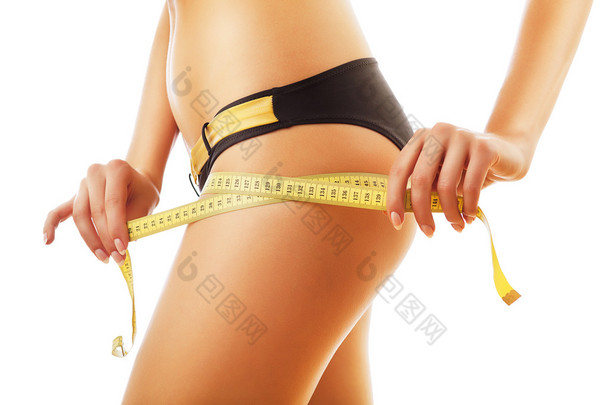减肥测量她的身体的女人