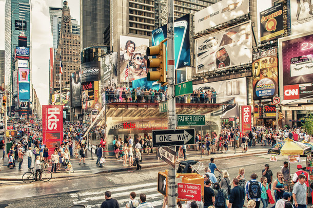 纽约 — — 5 月 22 日： 游客走在繁忙的纽约时报广场 intersecti