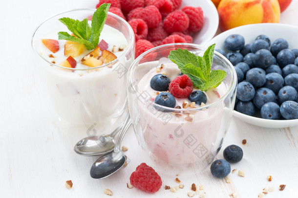 浆果和水果<strong>酸奶</strong>和新鲜的食材，白色的桌子上