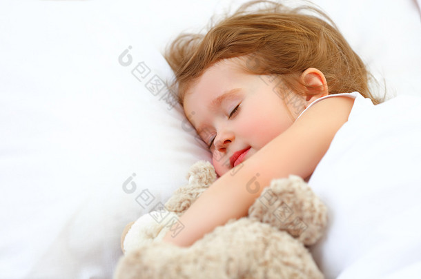 儿童小女孩睡在床上的<strong>玩具熊</strong>