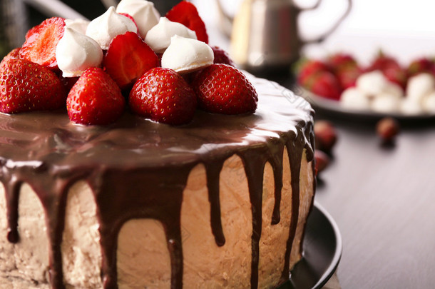 美味的蛋糕与西风和草莓，特写
