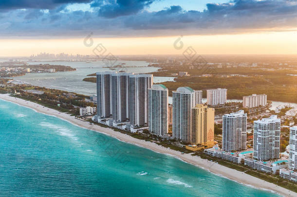 迈阿密海滩摩天和市中心天际线上背景