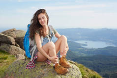 背包徒步旅行在山区，生态旅游与旅游的女孩