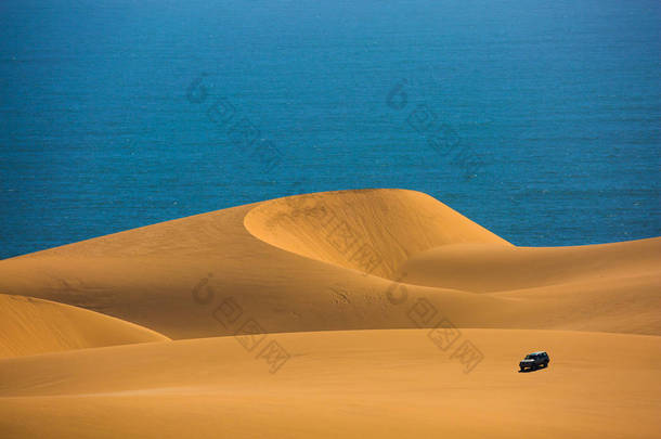吉普车骑马穿过沙丘