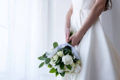 传统服饰中新娘的裁剪视图举行婚礼花束