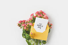 快乐的母亲节贺卡在信封和美丽的粉红色玫瑰灰色