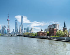 美丽的上海城市景观对晴朗的天空, 风景从苏州河, 中国