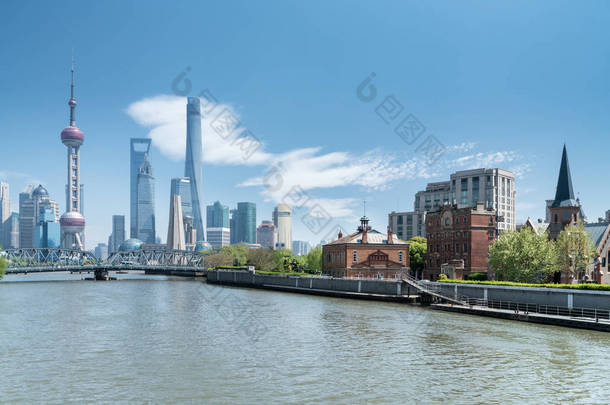 美丽的上海城市景观对晴朗的天空, 风景从苏州河, 中国