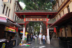人们穿过中国城镇的拱门 (牌坊), 在澳大利亚悉尼的迪克森。15/04/18
