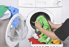 男装脏衣服从篮子到洗衣机洗。家电