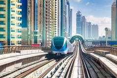 迪拜地铁在夏天的一天在迪拜，阿拉伯联合酋长国